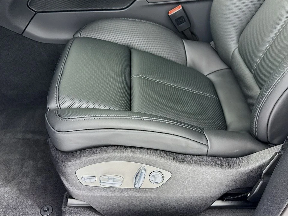 2026 Porsche Macan - Image 13 of 31
