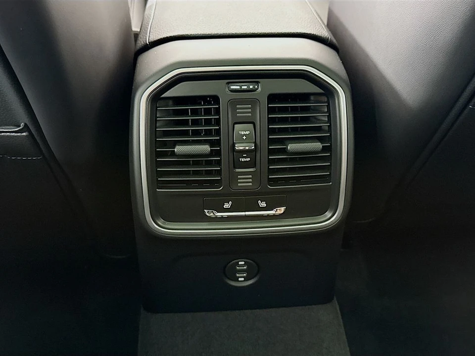 2026 Porsche Macan - Image 27 of 31
