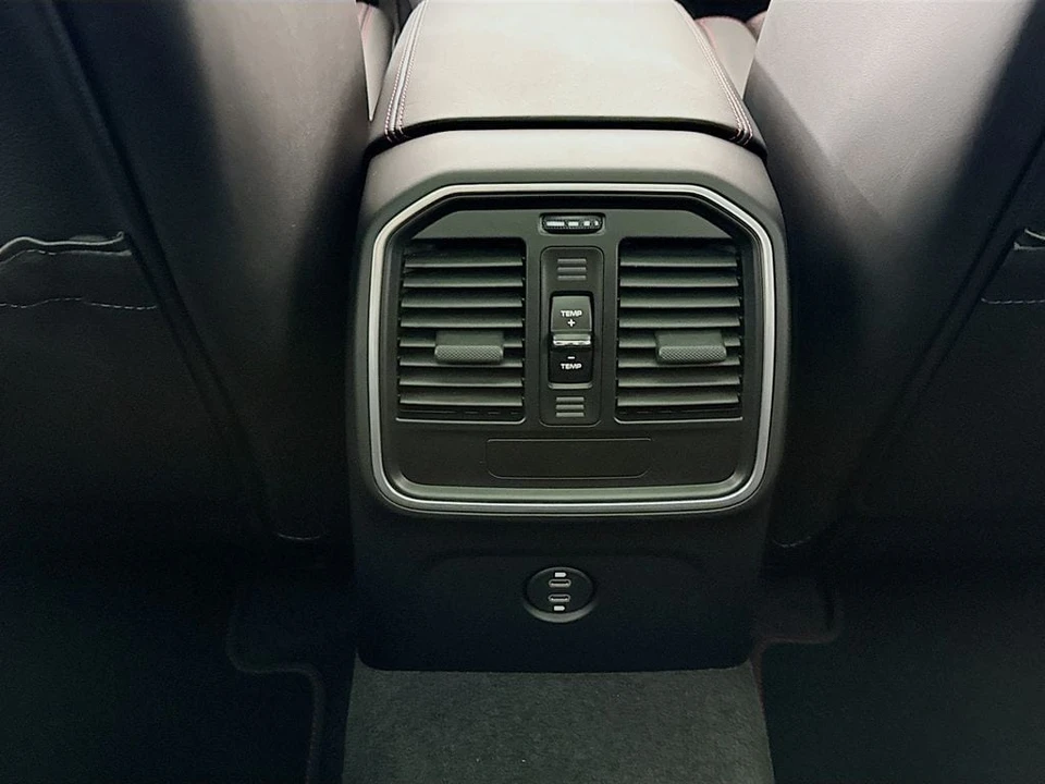 2026 Porsche Macan - Image 29 of 31