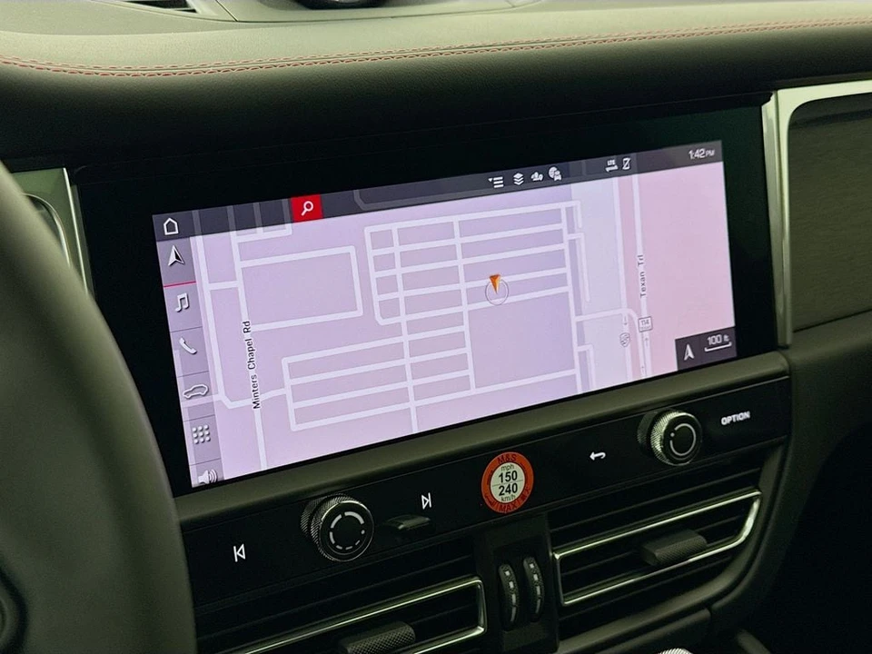 2026 Porsche Macan - Image 21 of 31