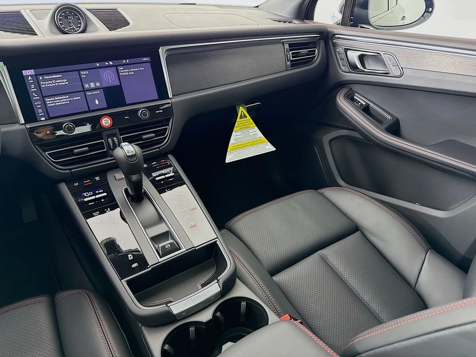 2026 Porsche Macan - Image 28 of 31