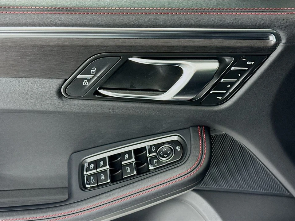 2026 Porsche Macan - Image 11 of 31