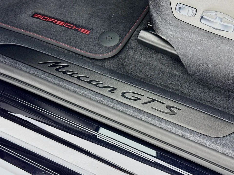 2026 Porsche Macan - Image 12 of 31
