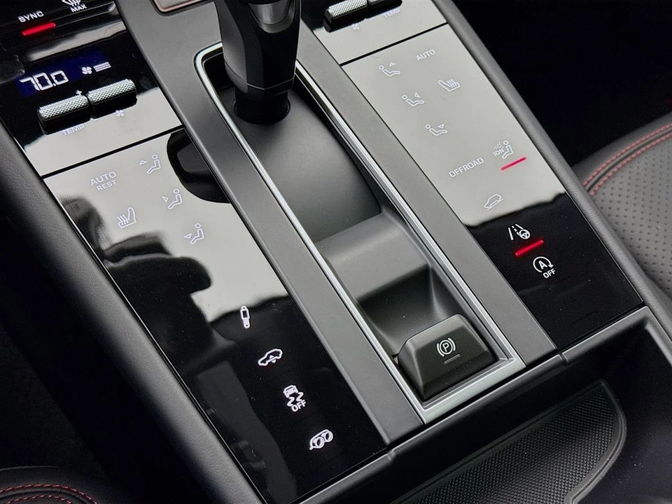 2026 Porsche Macan - Image 24 of 31