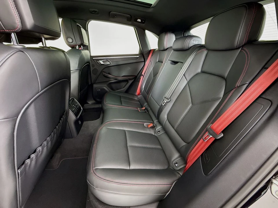 2026 Porsche Macan - Image 26 of 31