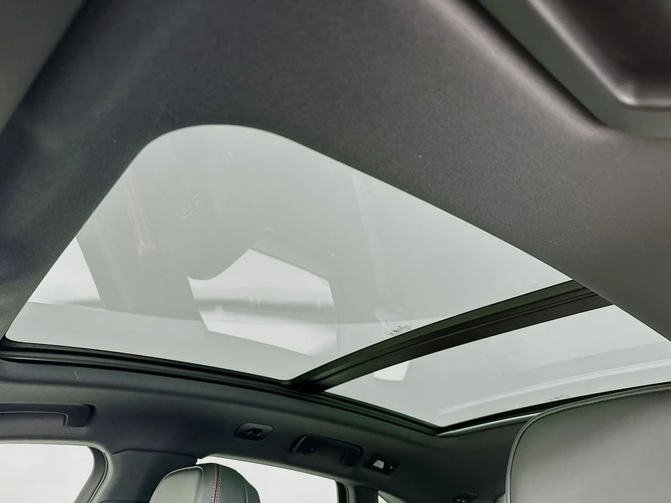 2026 Porsche Macan - Image 25 of 31