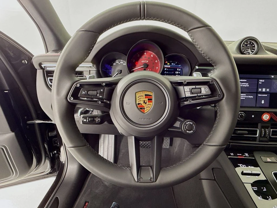2026 Porsche Macan - Image 17 of 31