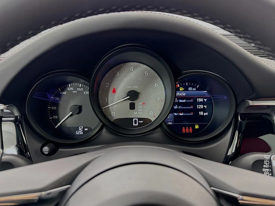 2026 Porsche Macan - Image 18 of 31