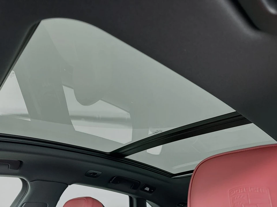 2026 Porsche Macan - Image 25 of 31