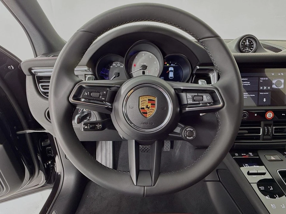 2026 Porsche Macan - Image 17 of 31
