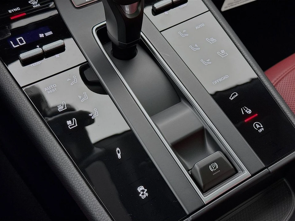 2026 Porsche Macan - Image 24 of 31