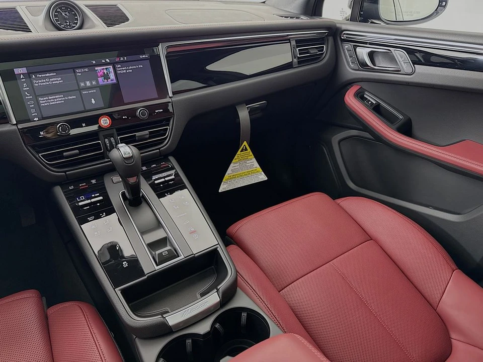 2026 Porsche Macan - Image 28 of 31