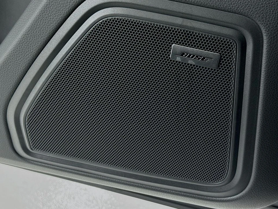 2026 Porsche Macan - Image 13 of 31