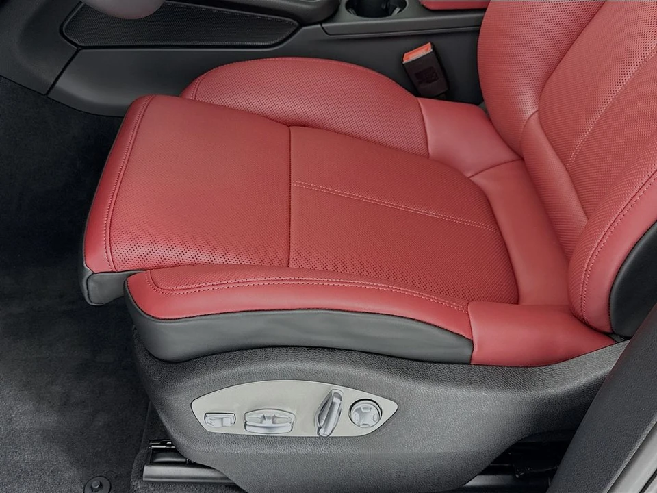 2026 Porsche Macan - Image 14 of 31