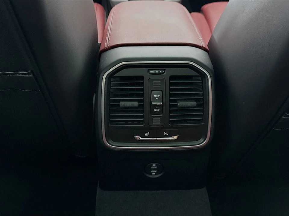 2026 Porsche Macan - Image 29 of 31
