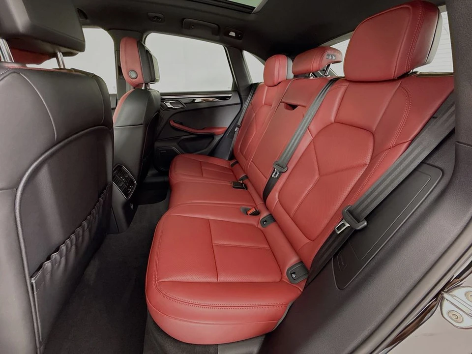 2026 Porsche Macan - Image 26 of 31