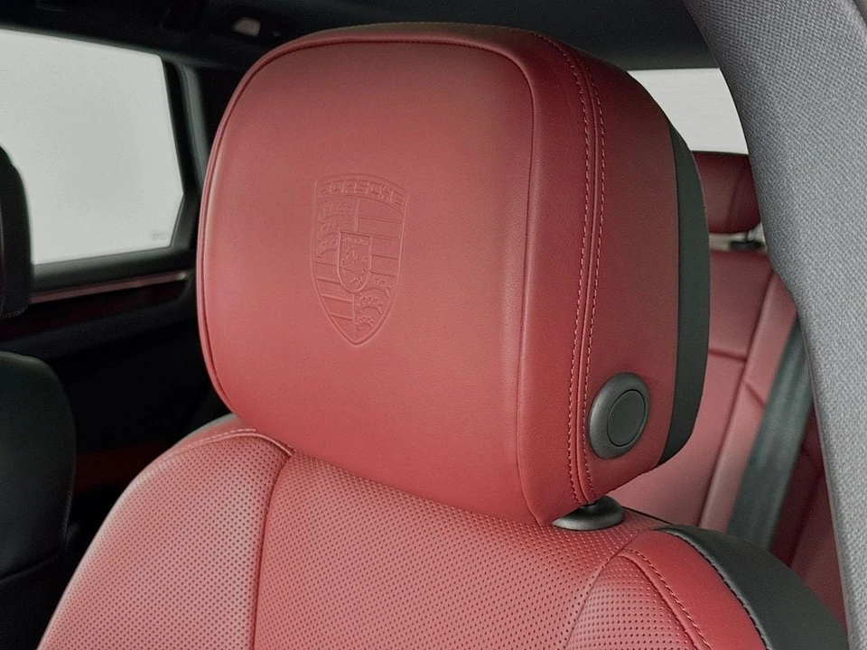 2026 Porsche Macan - Image 15 of 31