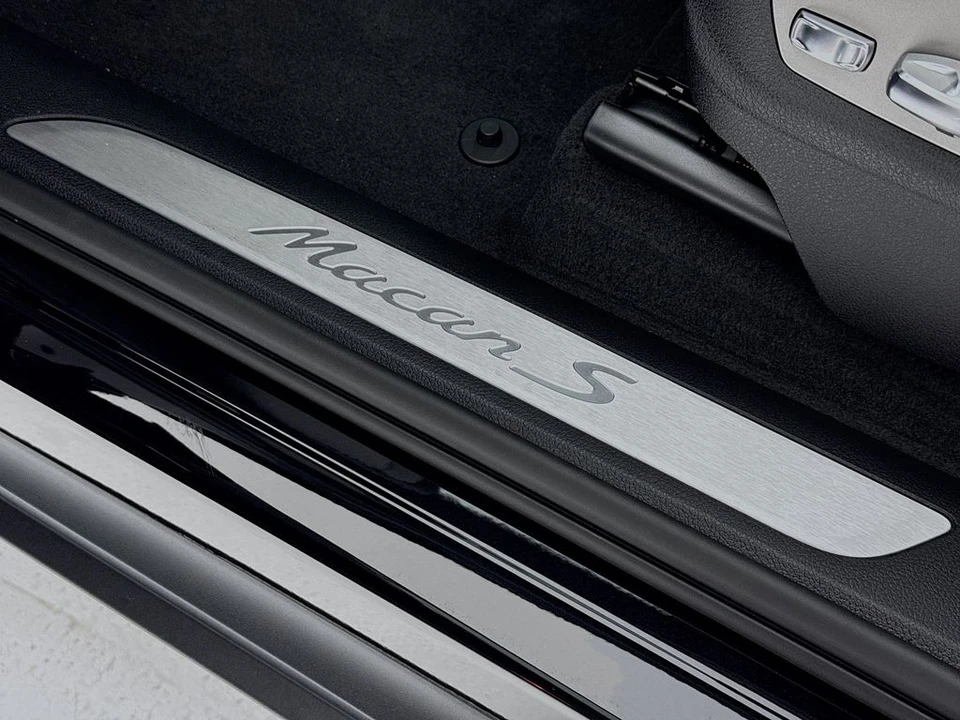2026 Porsche Macan - Image 12 of 31