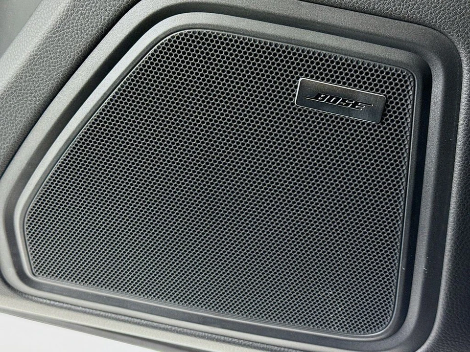2026 Porsche Macan - Image 13 of 31