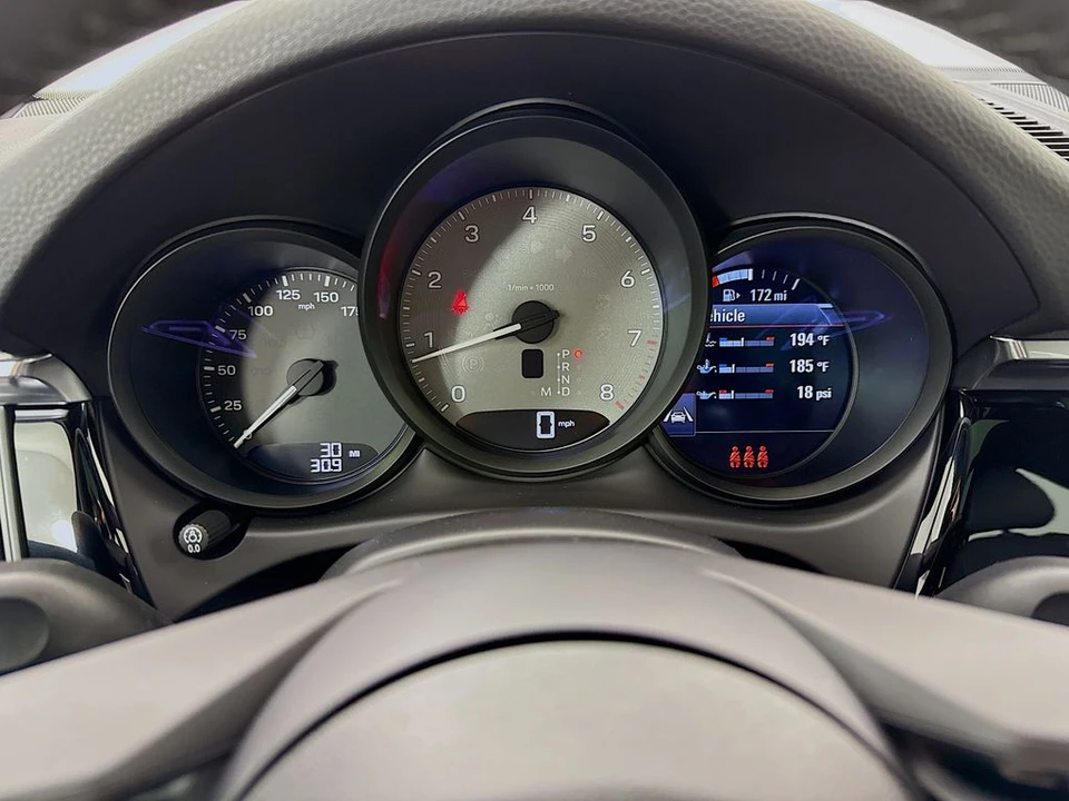 2026 Porsche Macan - Image 18 of 31