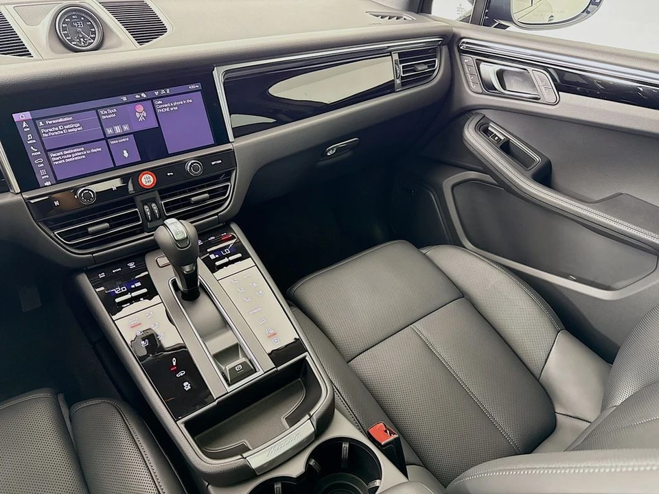 2026 Porsche Macan - Image 28 of 31