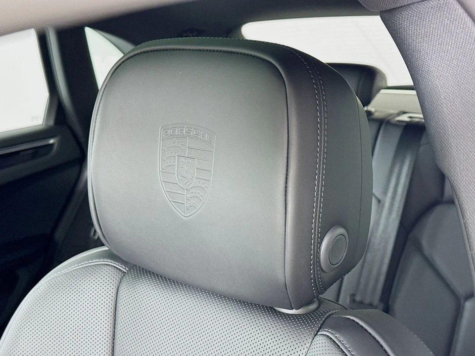 2026 Porsche Macan - Image 15 of 31