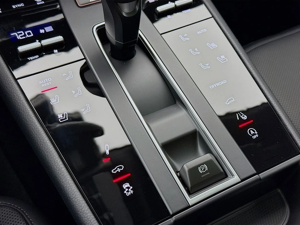 2026 Porsche Macan - Image 24 of 31