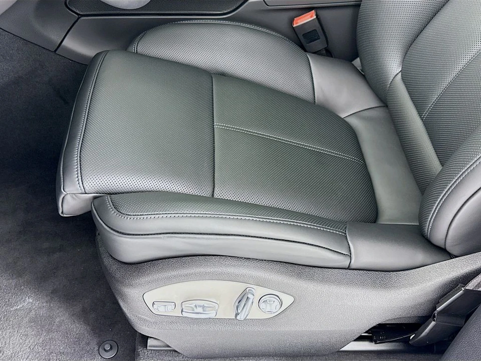 2026 Porsche Macan - Image 14 of 31