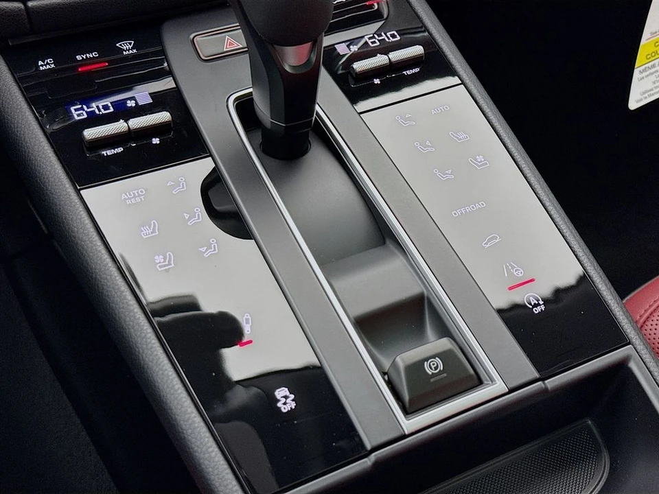 2026 Porsche Macan - Image 24 of 31