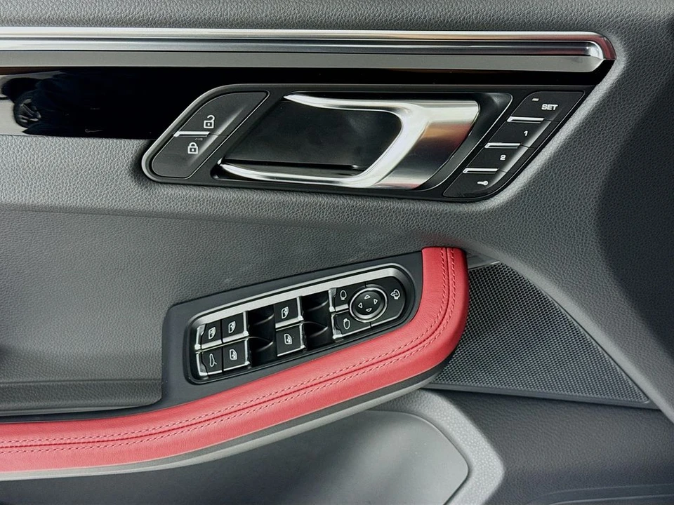 2026 Porsche Macan - Image 11 of 31
