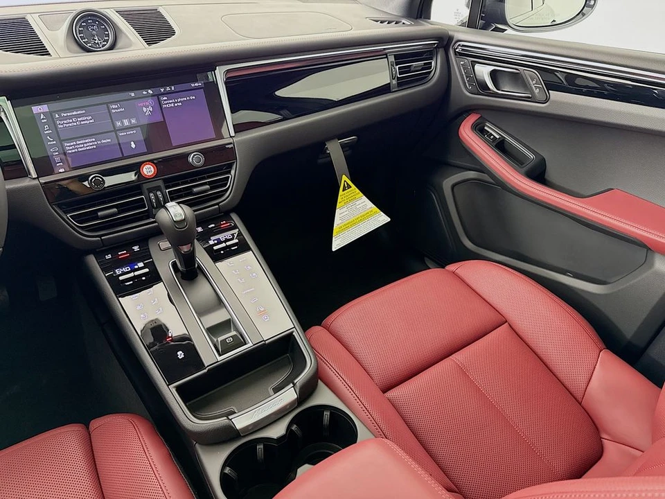 2026 Porsche Macan - Image 28 of 31
