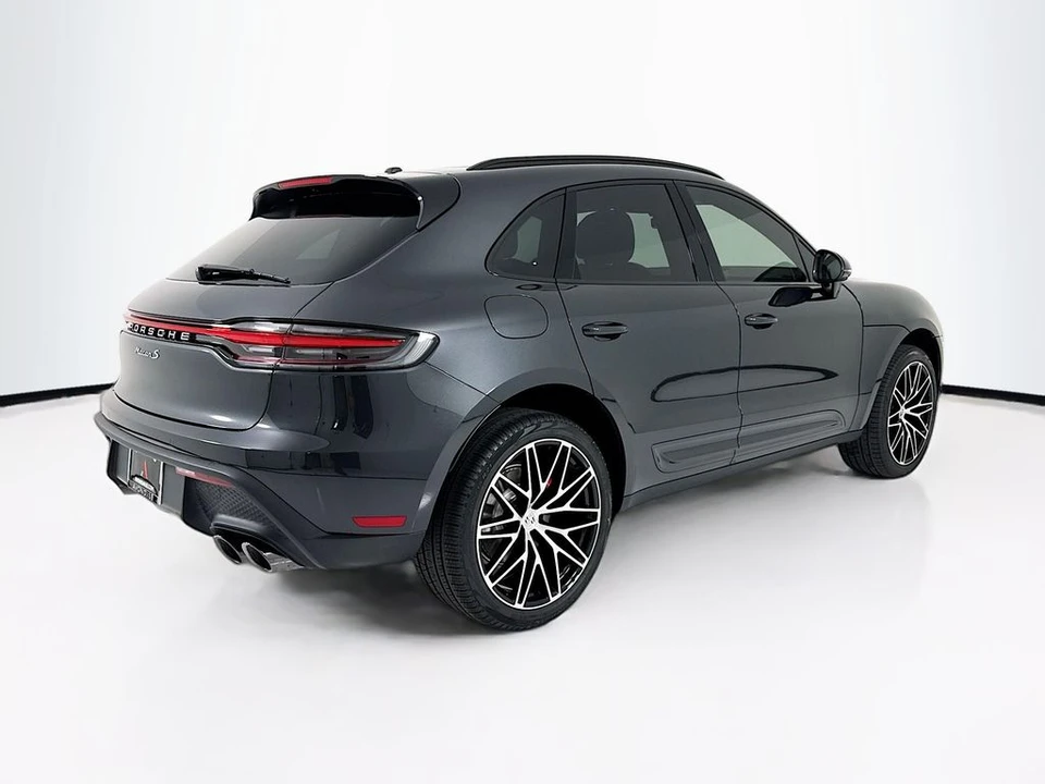 2026 Porsche Macan - Image 9 of 31