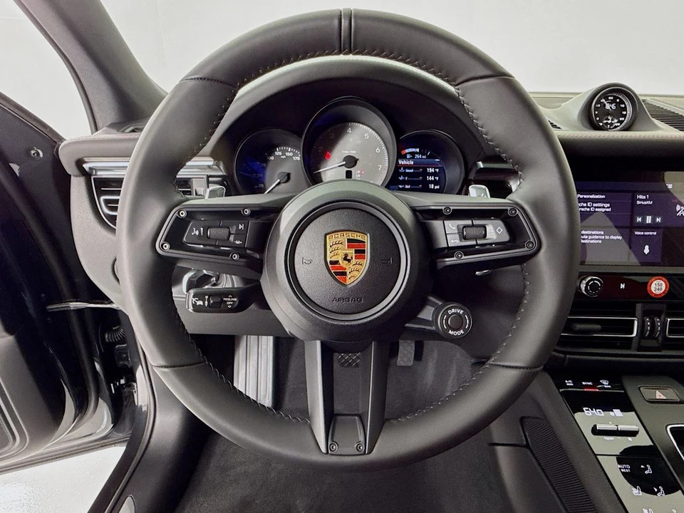 2026 Porsche Macan - Image 17 of 31