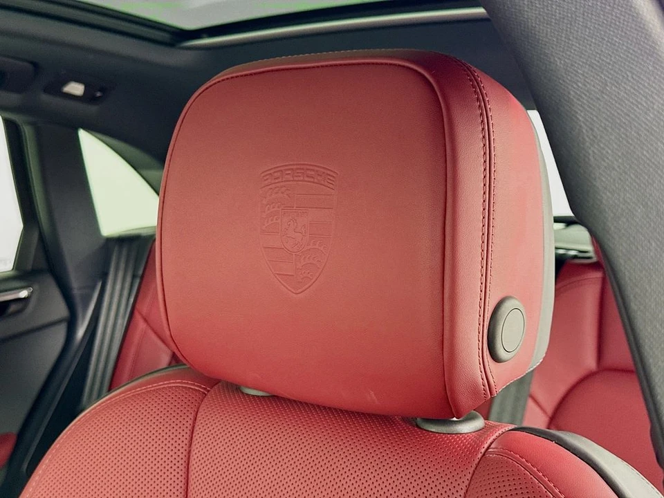 2026 Porsche Macan - Image 15 of 31