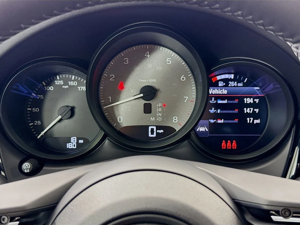 2026 Porsche Macan - Image 18 of 31