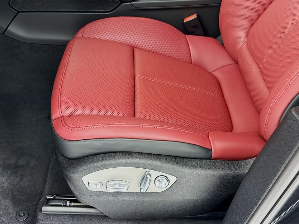 2026 Porsche Macan - Image 14 of 31