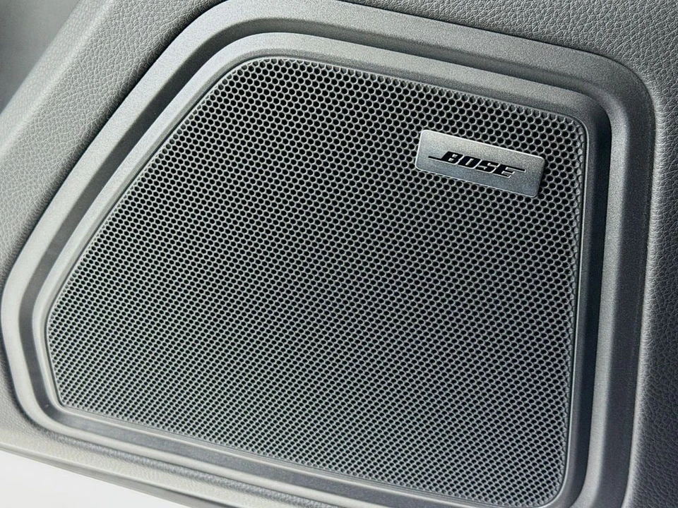 2026 Porsche Macan - Image 13 of 31