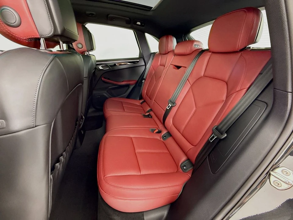 2026 Porsche Macan - Image 26 of 31