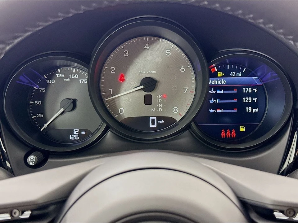 2026 Porsche Macan - Image 18 of 31
