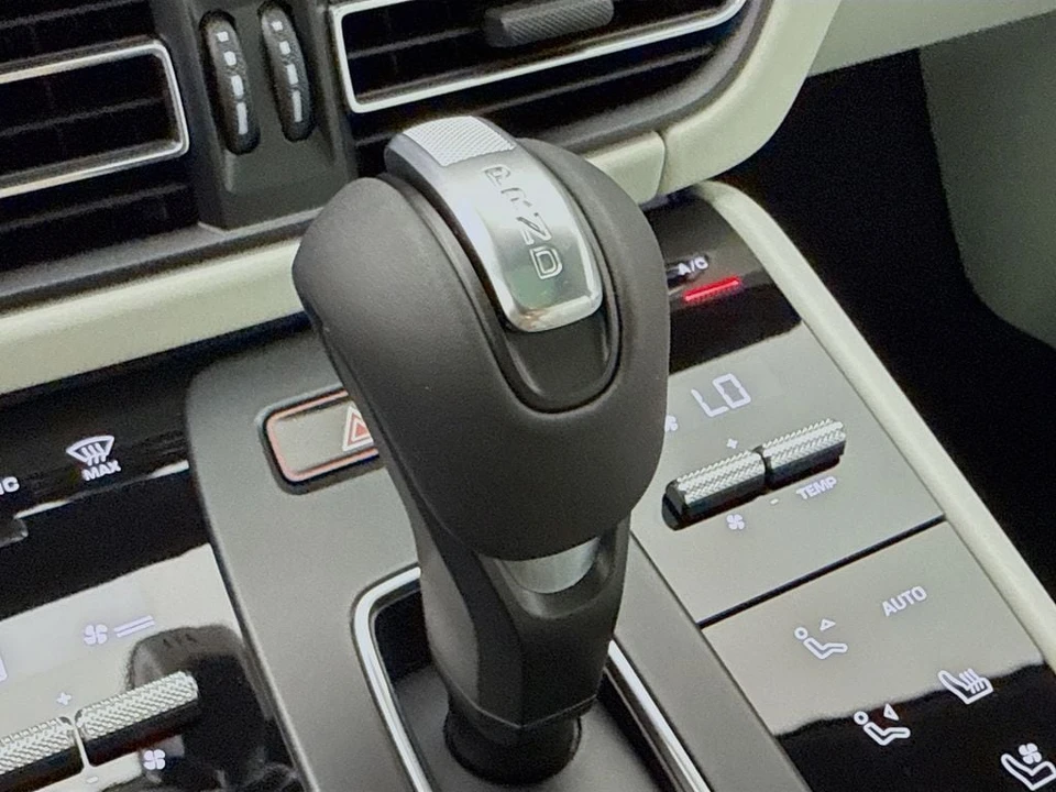 2026 Porsche Macan - Image 23 of 31