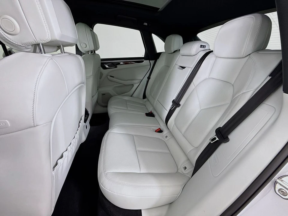 2026 Porsche Macan - Image 26 of 31