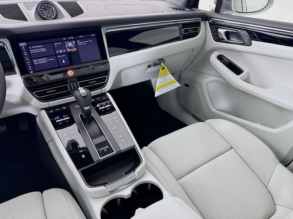 2026 Porsche Macan - Image 28 of 31