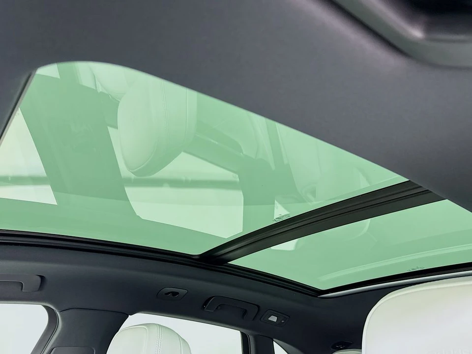 2026 Porsche Macan - Image 25 of 31