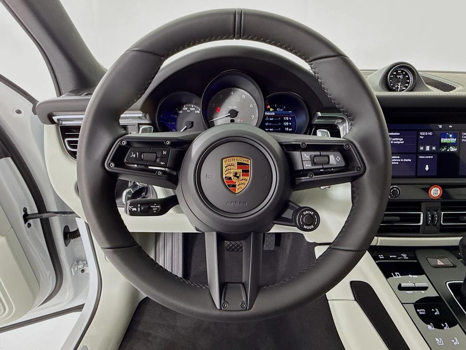 2026 Porsche Macan - Image 17 of 31