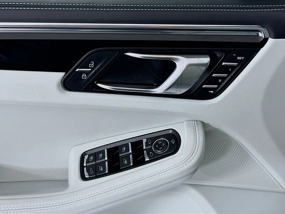 2026 Porsche Macan - Image 11 of 31