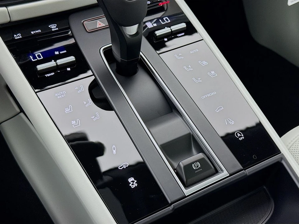 2026 Porsche Macan - Image 24 of 31