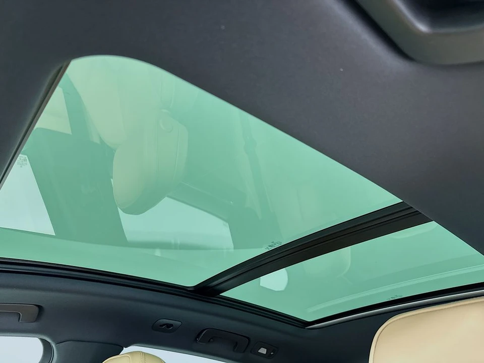 2026 Porsche Macan - Image 23 of 31