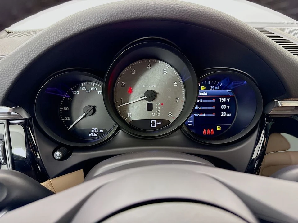 2026 Porsche Macan - Image 16 of 31