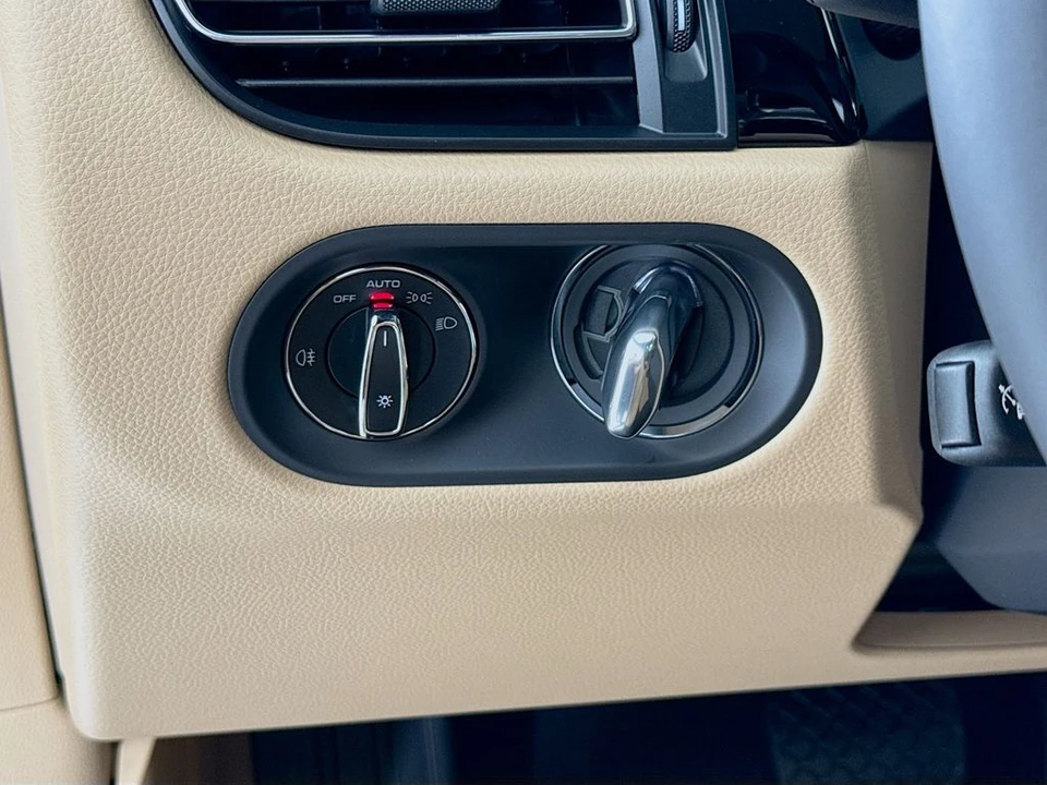 2026 Porsche Macan - Image 14 of 31