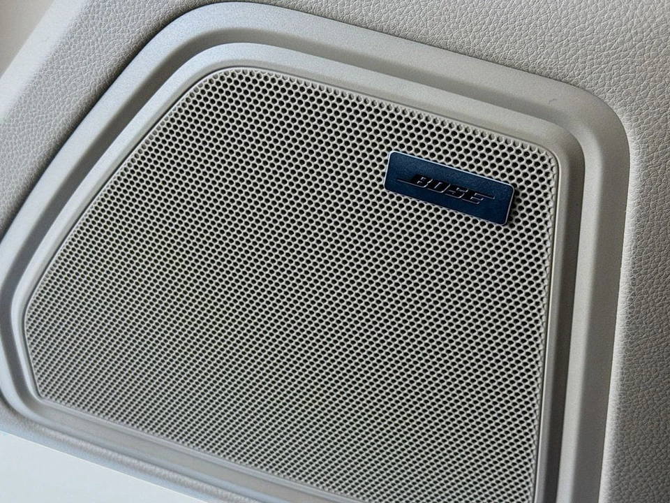 2026 Porsche Macan - Image 12 of 31